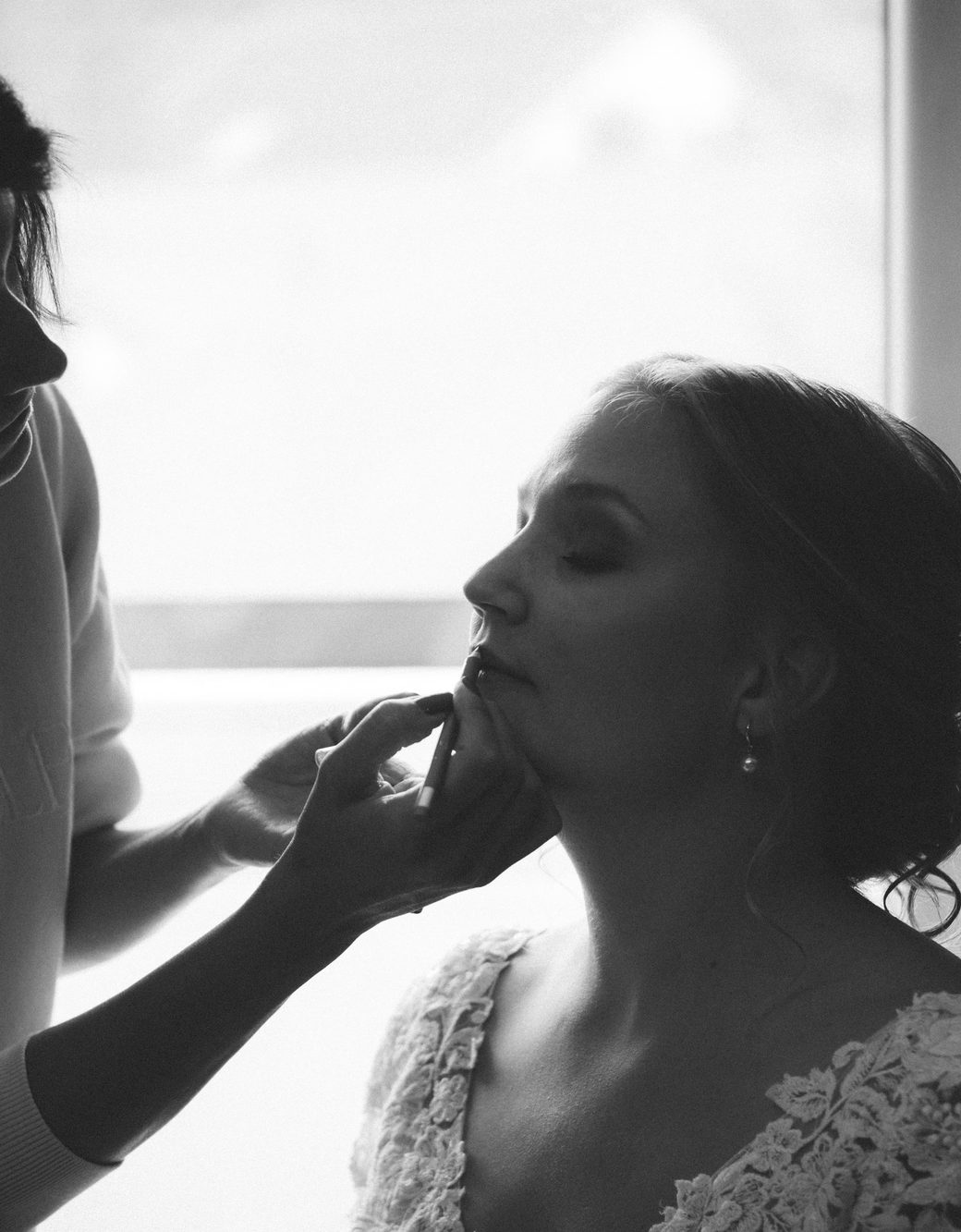 Braut-Make-up wird aufgetragen